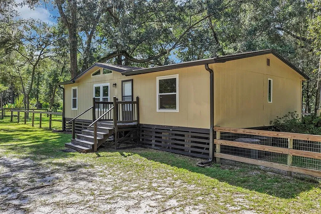 3 bed, 2.0 bath, 1054 sqft, $3,000 — Photo 2