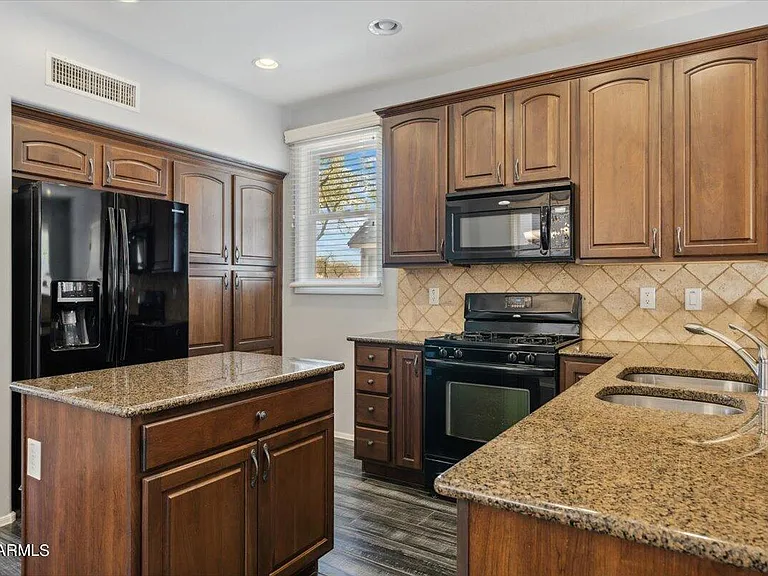 2233 E Pecan Rd — Photo 3