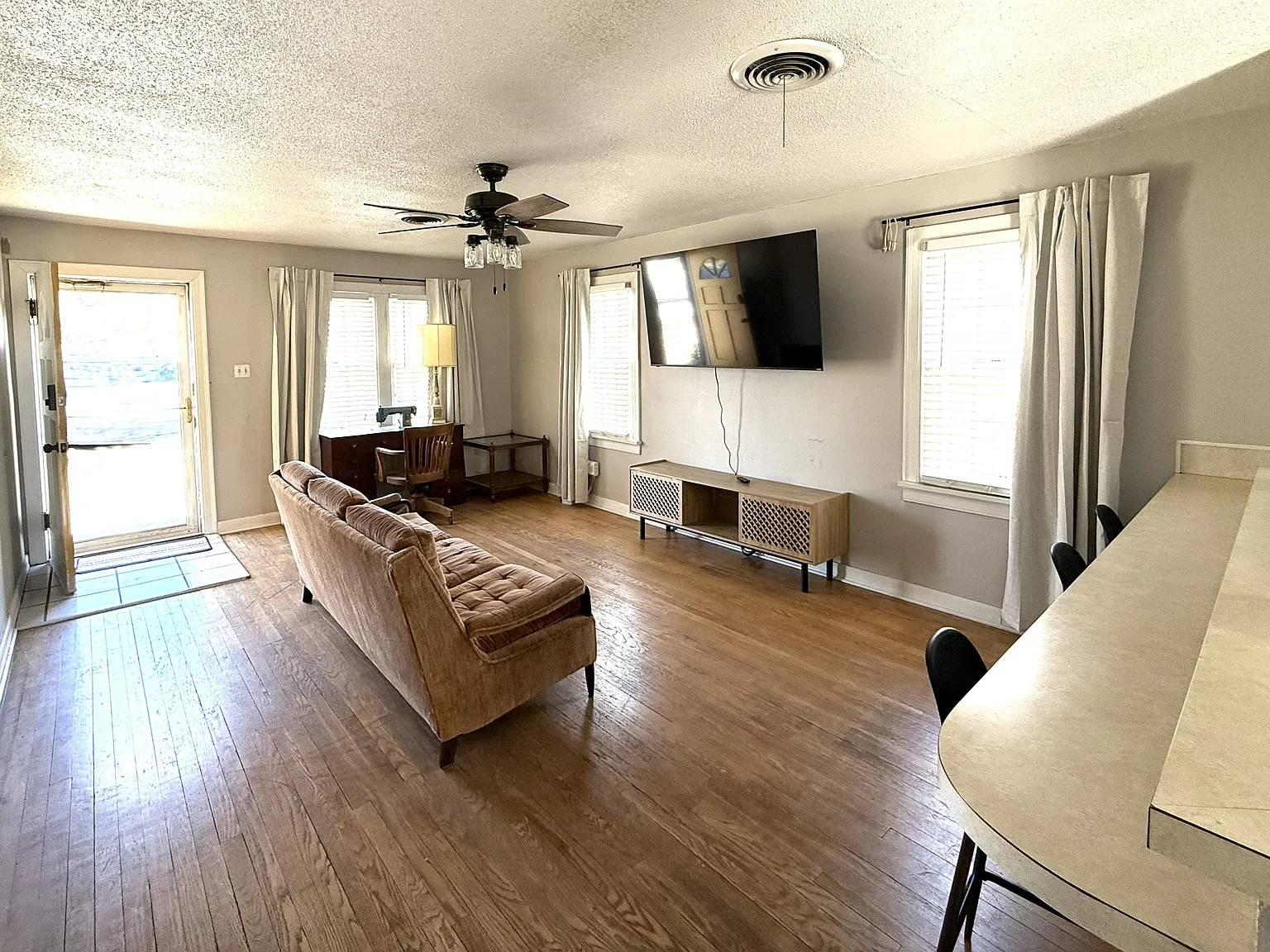 2 bed, 1152 sqft, $2,500 — Photo 3