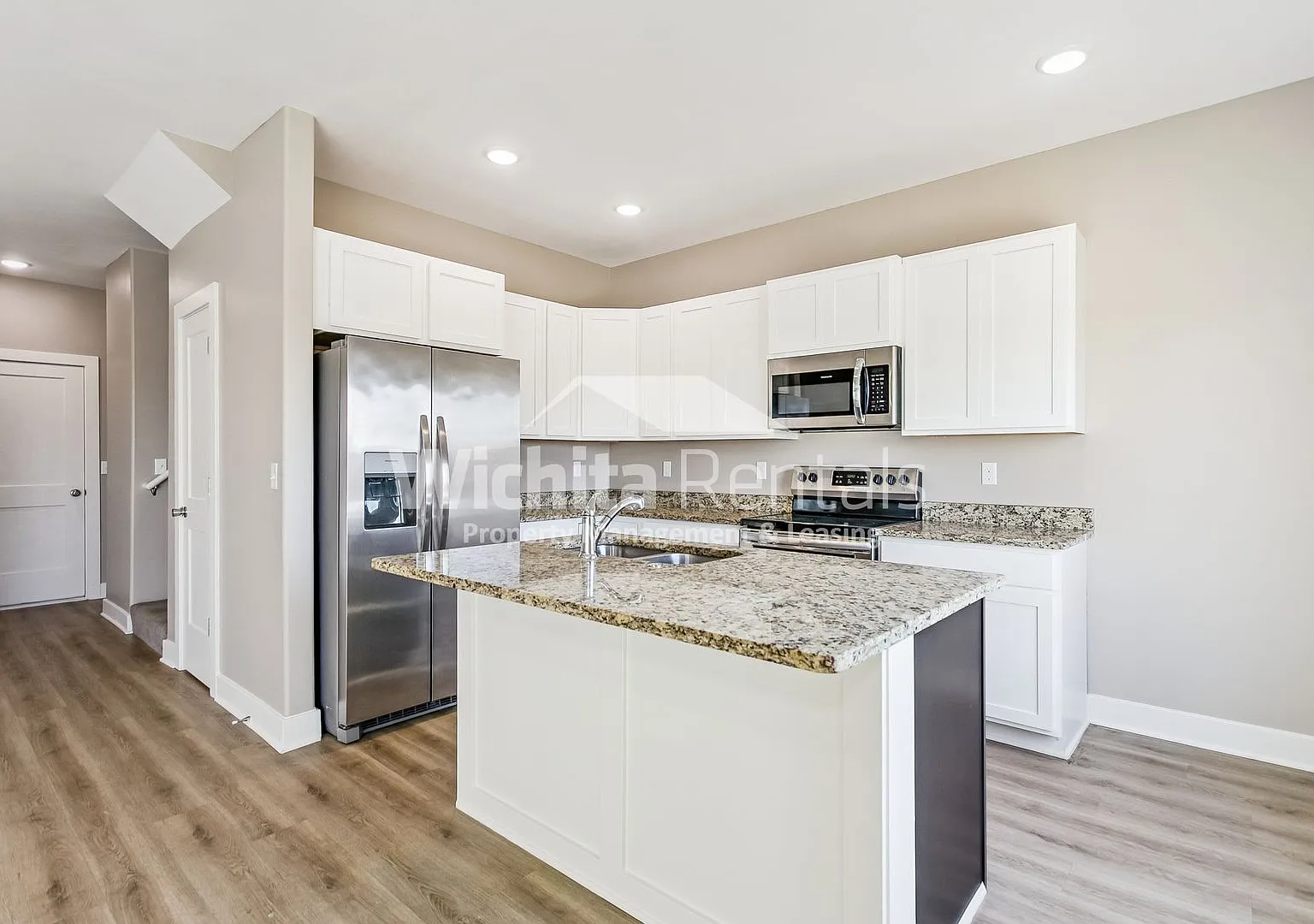 Newer 4 bedroom 2.5 bath duplex - NE Wichita — Photo 4