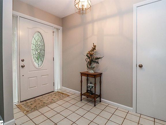 4th image of 215 Crestwood Dr