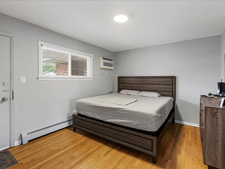 Renovated apartment with pool and parking — Photo 22