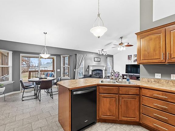 5th image of 111 Hollyhock Dr