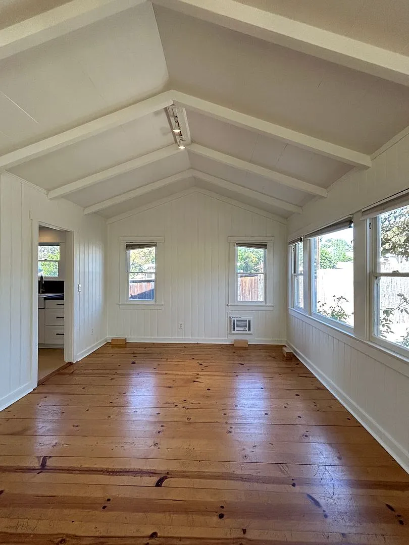 For Lease - Charming 2+1 Home In Oakview! — Photo 4