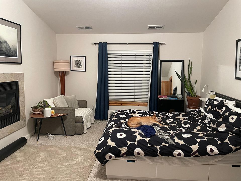 Upstairs primary bedroom