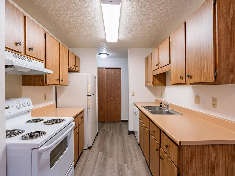 Fargo, ND Prairiewood Courts Apartments | Kitchen