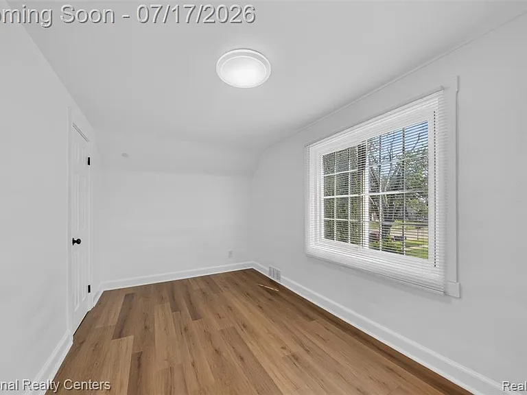 13527 Winthrop St — Photo 34