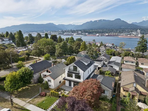 2815 Trinity St #2, Vancouver, BC V5K 1E8