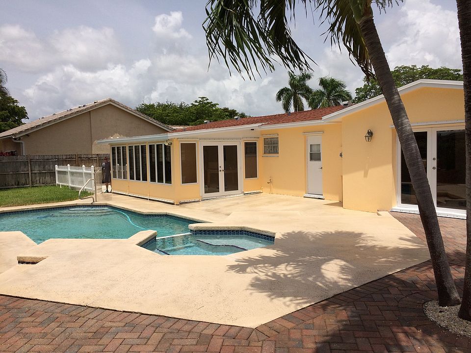 Raised deck, cabana bath doo
