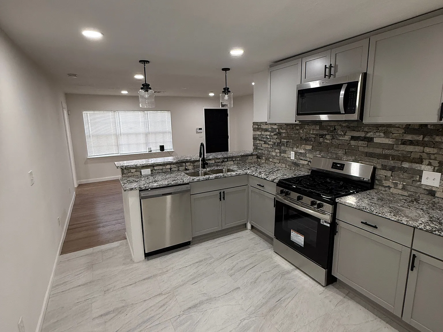 3 bed, 2.0 bath, 1126 sqft, $1,500 — Photo 2