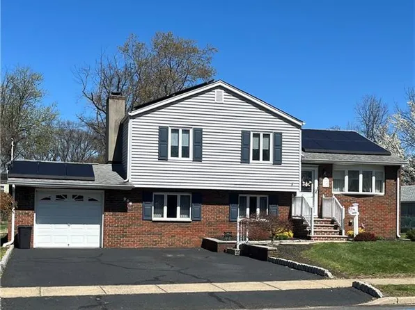 206 Oak Manor Pkwy, South Plainfield, NJ 07080