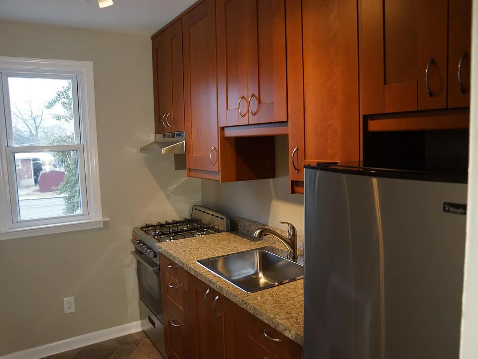 4 Locust Dr