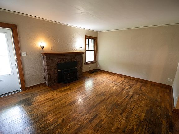 3rd image of 810 Illinois Ave