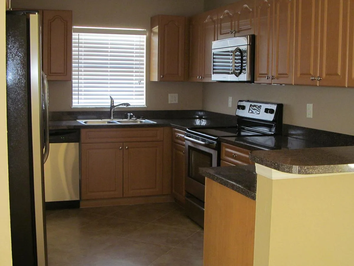 3 bed, 2042 sqft, $2,499 — Photo 2