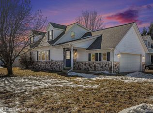 990 Greenwood St, Marysville, MI 48040