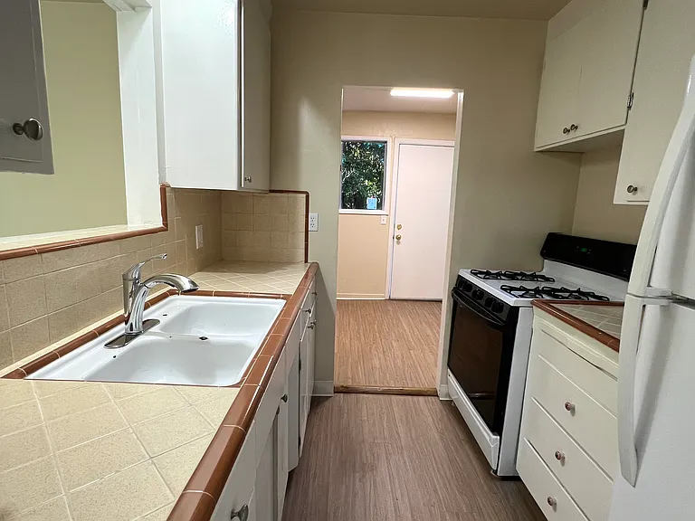 245 Clearview Pl #1/5 — Photo 12