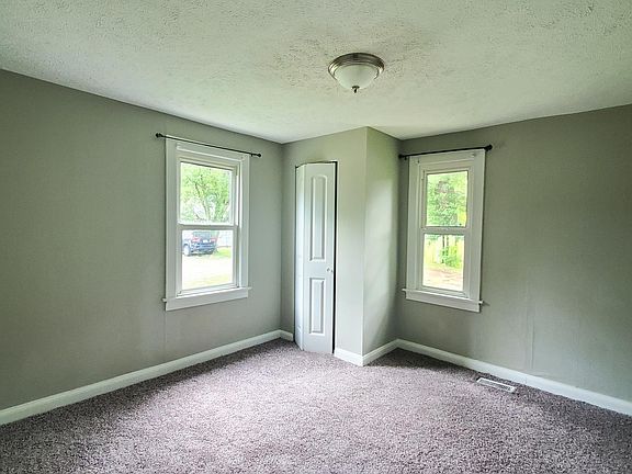 4th image of 909 Vanderburgh Ave