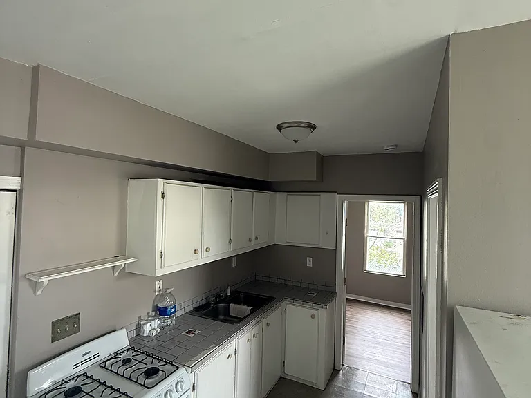 273-275 Rivet St #2E — Photo 1