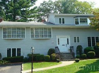 105 Amherst Dr, Yonkers, NY 10710