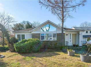 1 Margaret Ct, Great Neck, NY 11024