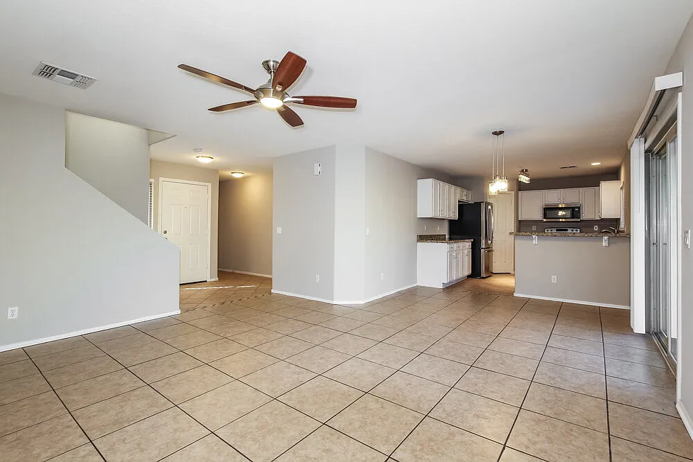 4 bed, 2.5 bath, 1978 sqft, $2,230 — Photo 3