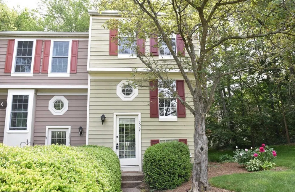 2 bed, 1.5 bath, 915 sqft, $2,600 — Photo 1