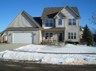 320 Oxford Lake Dr, Oxford, MI 48371