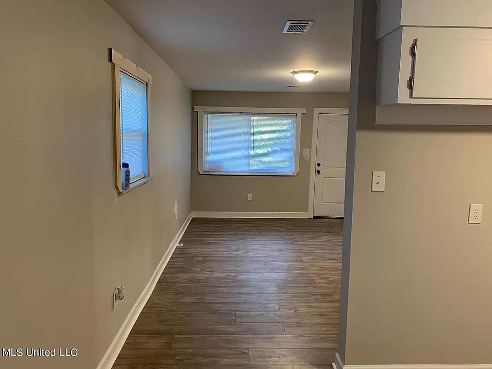 2nd image of 3449 Fontaine Ave