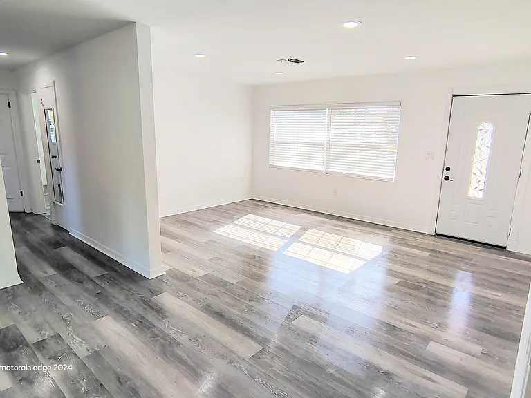 1816 Sandra Blvd — Photo 2