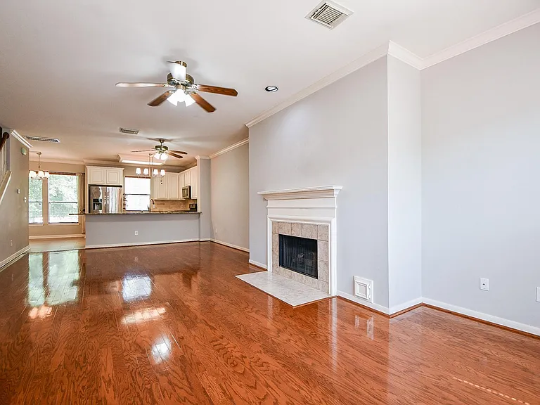 1813 Gillette St — Photo 4