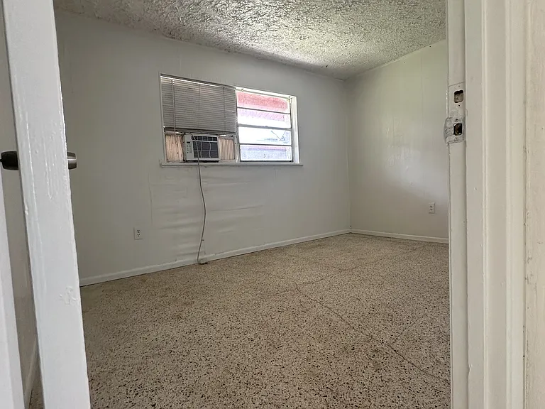 414 Avenue F #3 — Photo 4