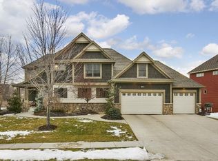 8707 Stonefield Ln, Chanhassen, MN 55317