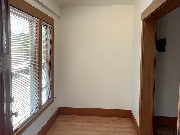 Nice entry with skylight..super place for your home office