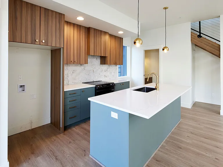 140 NE Sacramento St — Photo 16