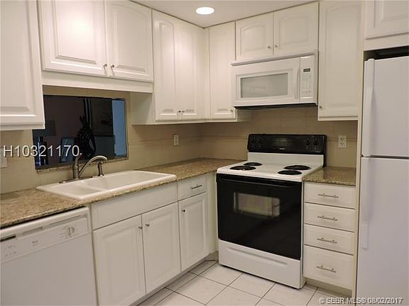 4th image of 1024 SE 4th Ave APT 201