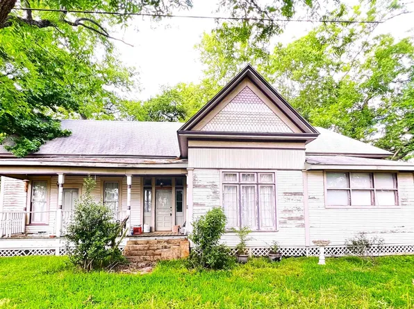202 E 3rd St, Hughes Springs, TX 75656