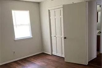 300 SE 7th St — Photo 5