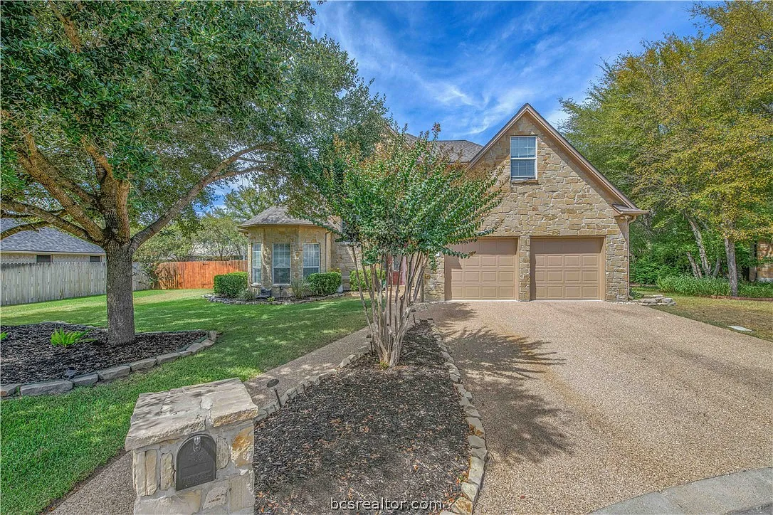 4 bed, 2.5 bath, 2334 sqft, $2,800 — Photo 1