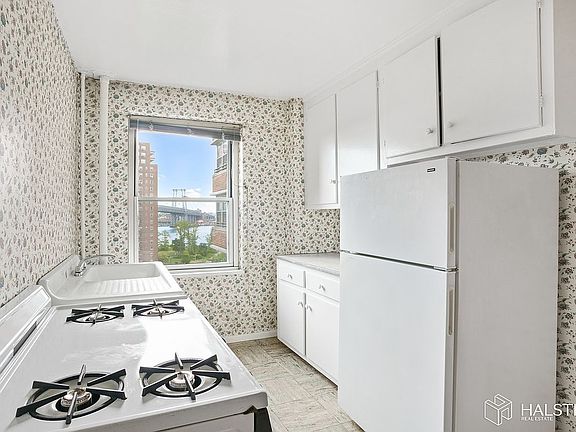 3rd image of 575 Grand St Unit D1002