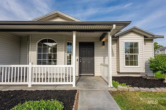 4 bed, 1388 sqft, $2,250 — Photo 2