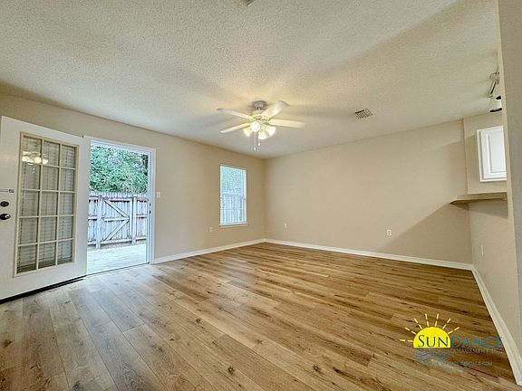 4th image of 956 Scenic Oak Ln
