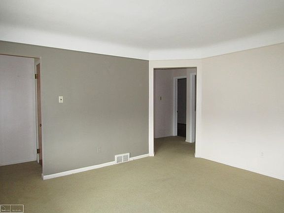 4th image of 21813 Downing St
