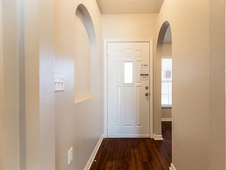 3 bed, 2.0 bath, 1264 sqft, $2,105 — Photo 2