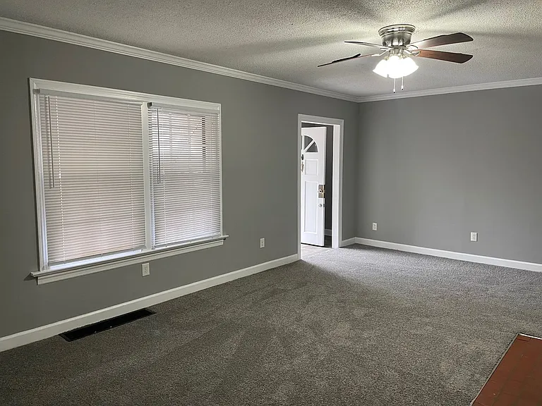 810 Dixon Ave — Photo 3