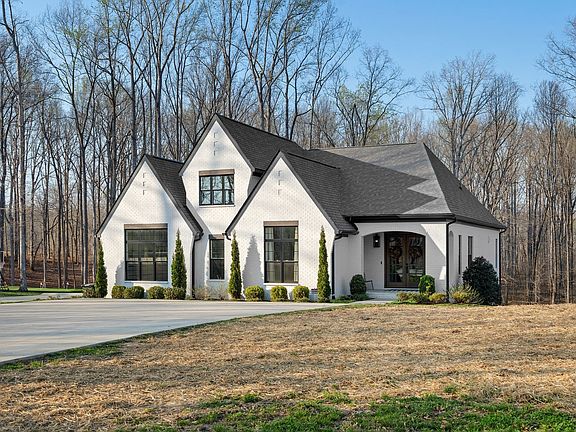 3rd image of 5916 Pinewood Rd