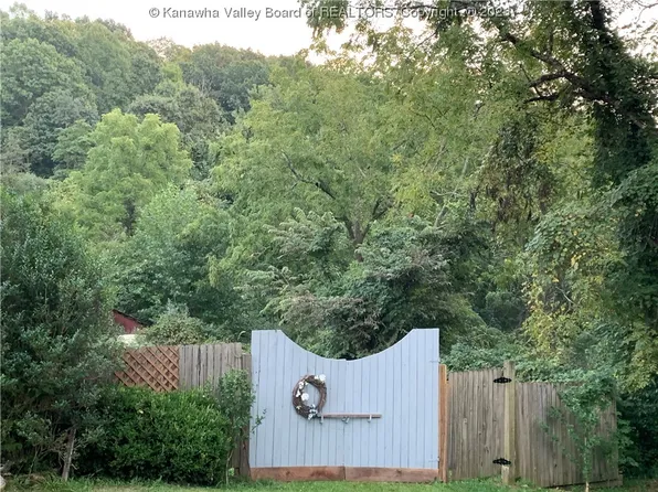 2880 McGraw Run Rd, Sandyville, WV 25275