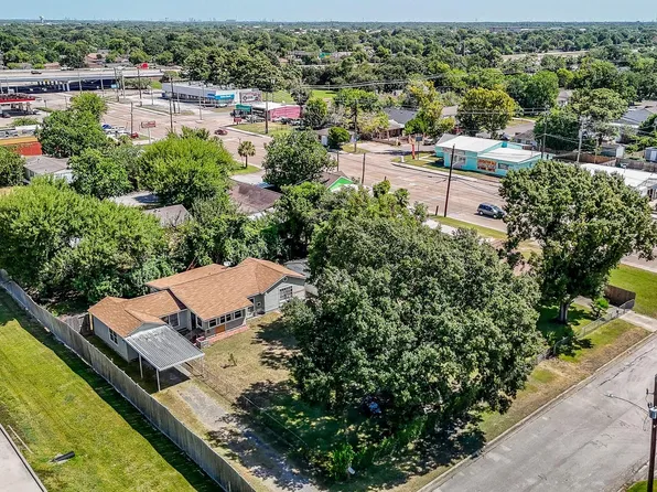 808 Morrell St, Baytown, TX 77520