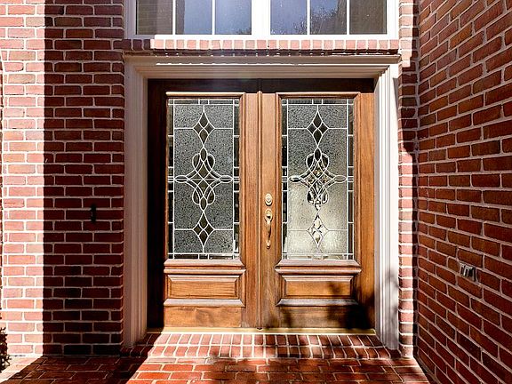 Conveniently located only minutes to Beltway 8 or I-10 for easy commutes. Enter through the double l
