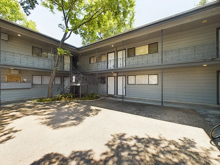 803 W 28th St #202 — Photo 16