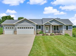14047 Pebble Beach Dr, Dubuque, IA 52002